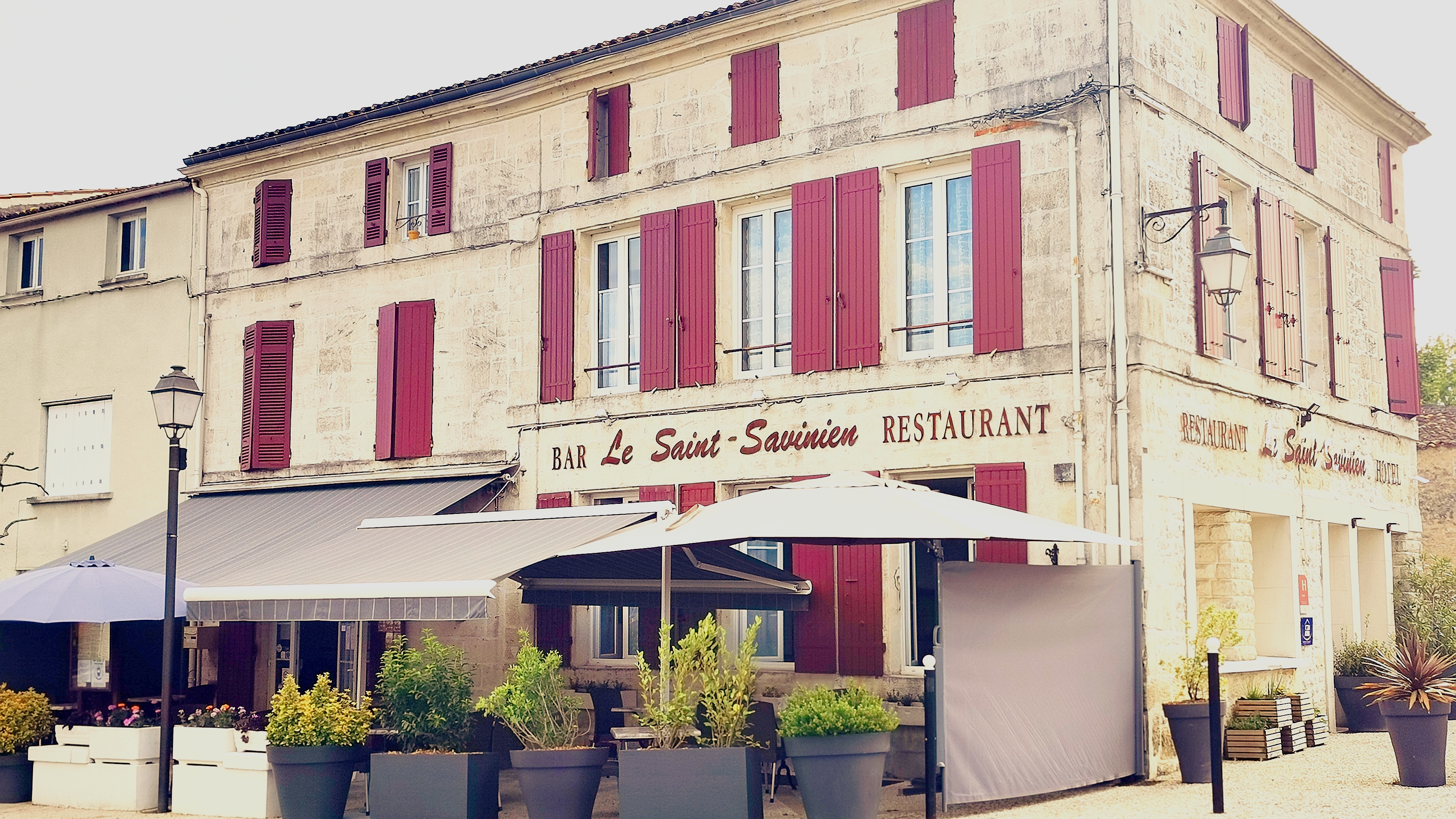 Facade de l'hotel** Restaurant le Saint Savinien. Contact